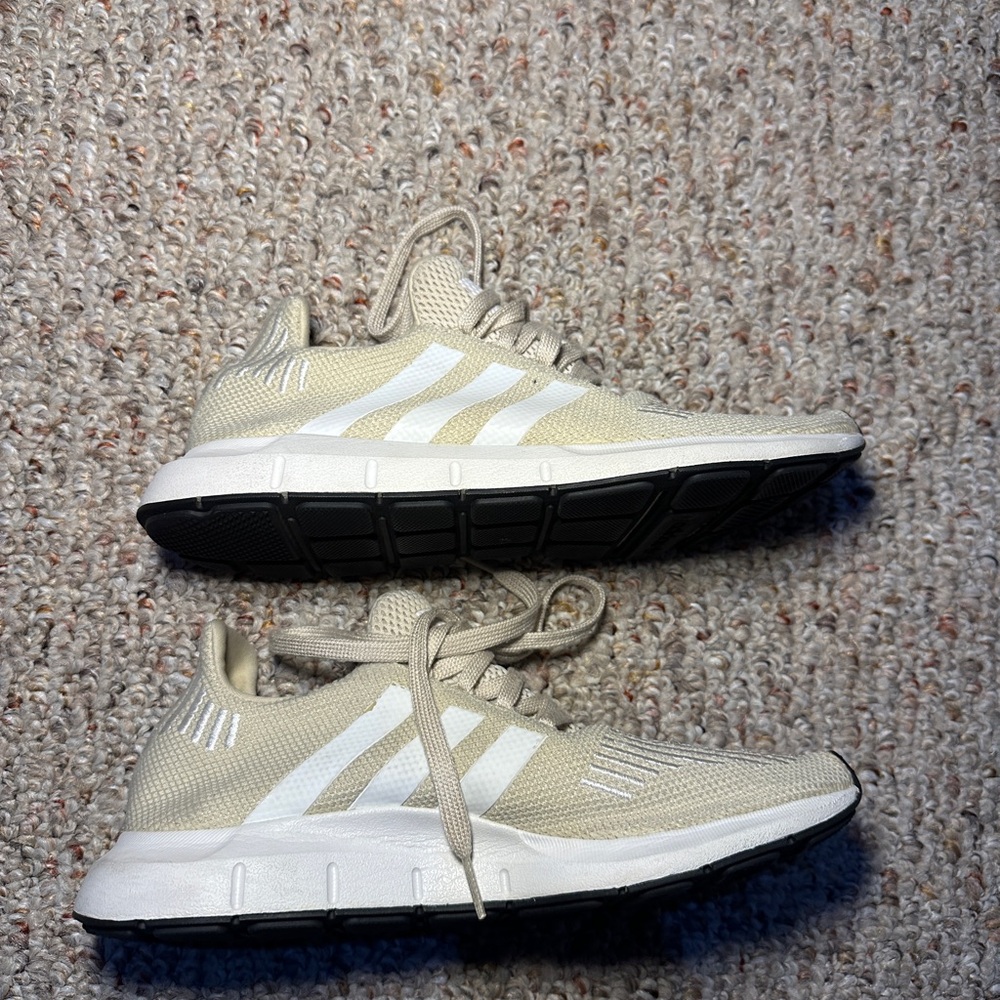 NWOT Adidas Cream Swift Runs - 8 - Picture 2 of 6